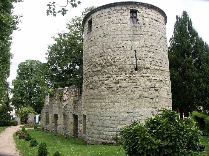 Saint-Maur-des-Fossé - immobilier - CENTURY 21 Les Clés du Parc  - Tour d'enceinte de l'ancienne abbaye 